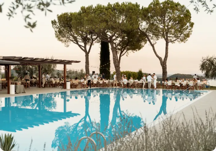 Cena aziendale a bordo piscina al tramonto
