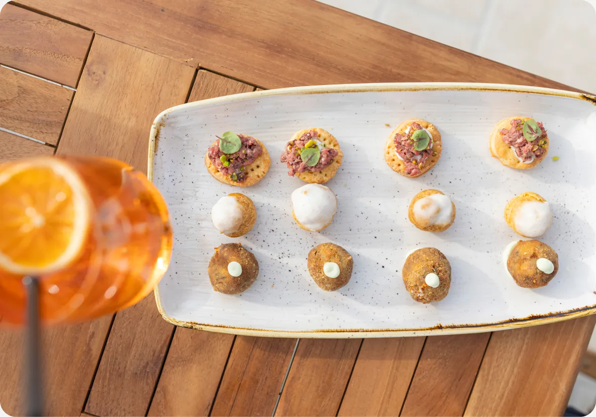 Finger food e aperitivo servito su tavolo in legno al Ristorante San Michele