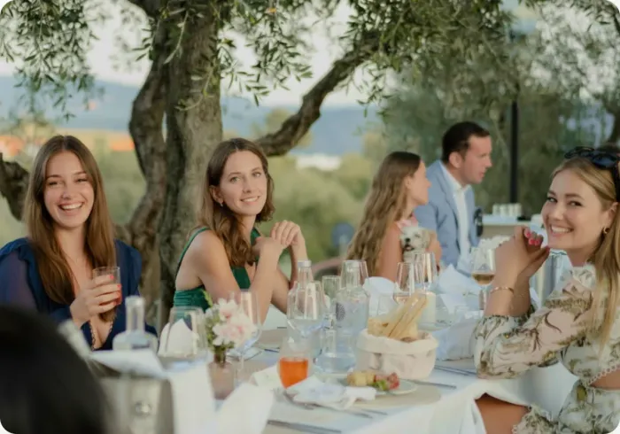 Invitati a tavola sotto gli ulivi durante un matrimonio al San Michele