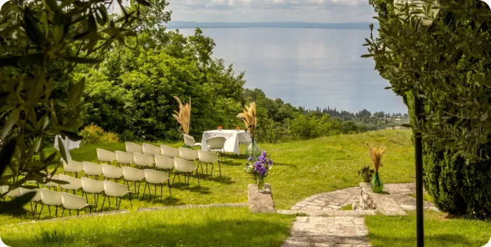 Giardino panoramico allestito per una cerimonia con vista lago