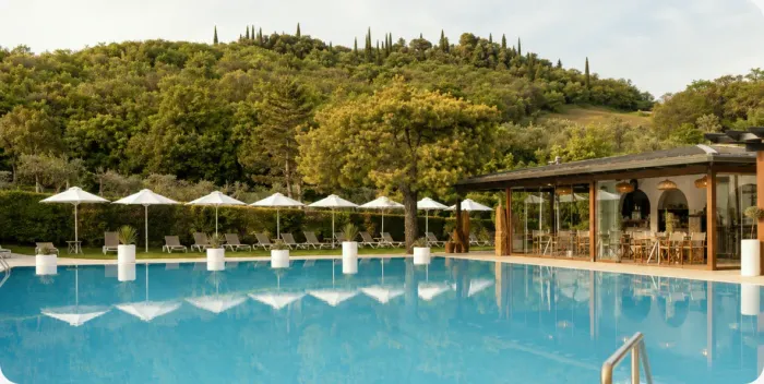 Piscina e veranda del ristorante tra le colline